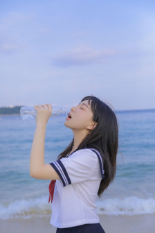 才摸两下小奶头就受不了了